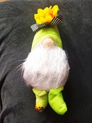 Krasnal ze słonecznikiem i biedronką