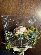 ozdobny wianek na głowę, często używany jako dodatek ślubny lub komunijny