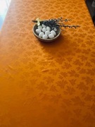 PLAMOODPORNY OBRUS ŚWIĄTECZNY Z WYTŁACZANYM WZOREM