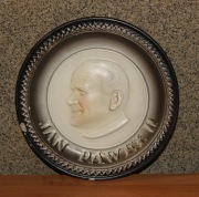 Talerz ozdobny na ścianę z gliny - portret Jan Paweł II PRL