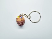 Brelok, breloczek muffinka z bananem i jagodami z modeliny fimo 