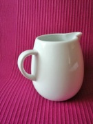 Biały dzbanek z porcelany pojemność 600 ml.Tesco