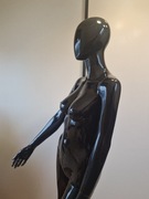Manekin damski całopostaciowy – Czarny Połysk, Elegancki, 175 cm