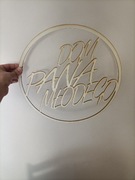 Drewniany napis ozdobny koło Dom Pana młodego 