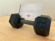 Stojak na wizytówki w kształcie hantla – nowoczesny gadżet na biurko