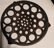 Metalowa podstawka pod żelazko, garnek