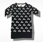 czarno biały długi sweter w wiśnie