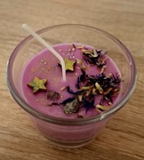 Świeczka sojowa w szklanym pojemniku. Świąteczny prezent