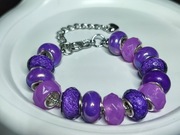 Bransoletka z charmsami w tonacji fioletu