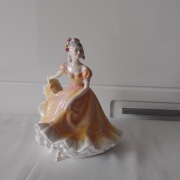 Figurka porcelanowa „Ninetee” 1970 Royal Doulton, nr 468/70