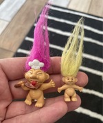 Unikatowe dwa małe stare gumowe Trolle 80’