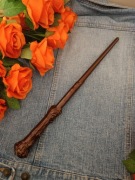 Różdżka Harrego Pottera gra i świeci 