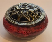 Szkatułka na biżuterię, kadzielnica ceramiczna, puzderko z przykrywką.(T).