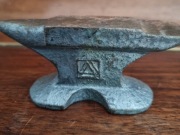 Stare mini kowadełko z lat 70-tych. Długość 11 cm., wysokość. 5 cm.- sygn.