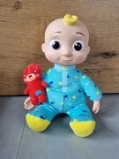 Lalka interaktywna Cocomelon Musical Bedtime JJ Doll Jazwares 33 cm melodie