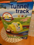 Samochód zabawka jeździ po torze z tunelem