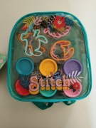 Zestaw Stitch z ciastoliną w plecaku.