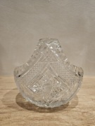 Kryształpwy koszyczek z PRL, bogate szlifowane zdobienie.