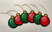 Zestaw 6 bombek z koralików do prasowania - czerwone i zielone