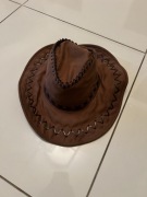 Brązowy kapelusz ala kowbojski