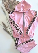 Dwuczęściowy dres z aplikacją na plecach 