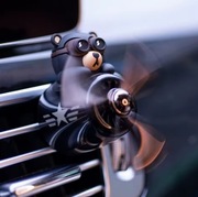 Odświeżacz samochodu na kratkę Miś z obrotowym śmigłem i z pastylką