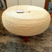 Stoliki kawowe z naturalnych materiałów.