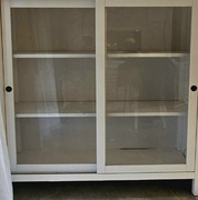 Witryna szklona Ikea oraz pufę z naturalnej skóry