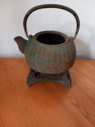 Żeliwny czajnik na podstawie żeliwnej 