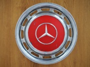 Stary, metalowy kołpak Mercedes 