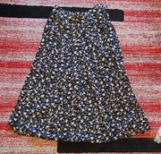 Spódnica w łączkę kwiatową na granatowym tle z torlenu, r. 40