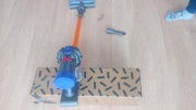 Zabawkowy bezprzewodowy odkurzacz Dyson