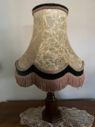 Lampa stojąca stylowa klosz abażur z pergaminu frędzle drewno noga