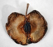 Broszka zawieszka ze srebra w kształcie połówki jabłka