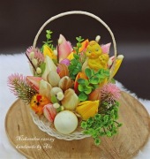 Stroik wielkanocny w koszyku zajączek tulipany