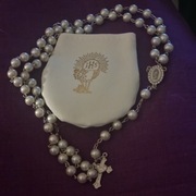 Różaniec z perełek do I Komuni Św. z MB z Gwadelupe.Meksyk + etui zapinana 