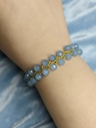 Ręcznie robiona bransoletka na szydełku z niebieskimi koralikami 