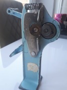 Niebieski otwieracz do puszek montowany na ścianie firmy Rudman Darlington