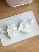 Opaska bezuciskowa kokardka koronkowa jasny ecru sesja chrzest roczek ślub