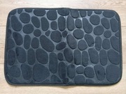 Dywanik łazienkowy. Czarne wypukłe kamienie