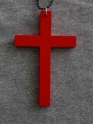 Duży krzyż drewniany czerwony,naszyjnik, wisiorek z  łańcuszkiem