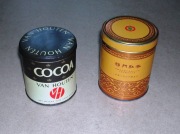 Stare puszki po cacao oraz herbacie.