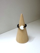 Pierścionek handmade z czarnym turmalinem i masą perłową