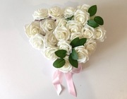 Kompozycja ze sztucznych kwiatów – serce z białych róż