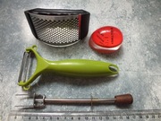 zestaw 4szt. wyciskarka czosnku, obieraczka, wskaźnik do jajek, widelczyk