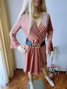 Sukienka kopertowa z dekoltem V brudny róż welurowa rozkloszowana elegancka