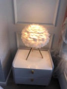 Lampa nocna z piórami 