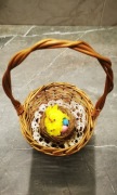 Uroczy koszyczek wiklinowy z kurczaczkami wielkanocny święconka koszyk 