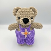 Pluszak miś w ogrodniczkach spodenkach na szydełku