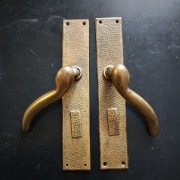 Mosiężne klamki z szyldami.Art deco